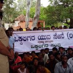 ಶಿಡ್ಲಘಟ್ಟ ತಾಲ್ಲೂಕಿನ ದಿಬ್ಬೂರಹಳ್ಳಿ ಪೋಲೀಸ್‌ಠಾಣೆಗೆ ಭಾನುವಾರ ತಾಲ್ಲೂಕು ಒಕ್ಕಲಿಗರ ಸಂಘ ಹಾಗೂ ಯುವಸೇನೆ ನೇತೃತ್ವದಲ್ಲಿ ಮುತ್ತಿಗೆ ಹಾಕಿ ಪ್ರತಿಭಟಿಸಿದ ಸಂದರ್ಭದಲ್ಲಿ ತಾಲ್ಲೂಕು ಒಕ್ಕಲಿಗರ ಸಂಘದ ಅದ್ಯಕ್ಷ ನಾರಾಯಣಸ್ವಾಮಿ ಮಾತನಾಡಿದರು