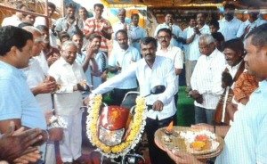 ಶಿಡ್ಲಘಟ್ಟ ತಾಲ್ಲೂಕಿನ ಕನ್ನಮಂಗಲದ ಸರ್ಕಾರಿ ಹಿರಿಯ ಪ್ರಾಥಮಿಕ ಶಾಲೆಯಲ್ಲಿ ಶುಕ್ರವಾರ ಆಯೋಜಿಸಿದ್ದ 11ನೇ ವರ್ಷದ ಅಂತರ ಶಾಲಾ ನಾಟಕೋತ್ಸವ ಕಾರ್ಯಕ್ರಮದಲ್ಲಿ ಶಾಲೆಯಿಂದ ವರ್ಗಾವಣೆಗೊಂಡ ಶಿಕ್ಷಕ ಎಂ.ದೇವರಾಜ್ ಅವರಿಗೆ ಗ್ರಾಮಸ್ಥರು ದ್ವಿಚಕ್ರ ವಾಹನವನ್ನು ಉಡುಗೊರೆಯಾಗಿ ನೀಡಿದರು. 