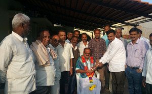 4. ಕೈವಾರ ಎನ್.ಶ್ರೀನಿವಾಸ್ ಅವರು ಶಾಸಕ ಎಂ.ರಾಜಣ್ಣ ಅವರನ್ನು ಮತಯಾಚಿಸಿದರು
