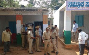 ಶಿಡ್ಲಘಟ್ಟ ತಾಲ್ಲೂಕಿನ ಗಂಗನಹಳ್ಳಿ ಗ್ರಾಮದಲ್ಲಿ ಕಾಂಗ್ರೆಸ್ ಹಾಗು ಜೆಡಿಎಸ್ ಕಾರ್ಯಕರ್ತರ ನಡುವೆ ಕಲ್ಲುತೂರಾಟ ನಡೆದಿದ್ದು ಪೊಲೀಸರು ಮಧ್ಯಪ್ರವೇಶಿಸಿ ಪರಿಸ್ಥಿತಿ ತಿಳಿಗೊಳಿಸಿದರು.