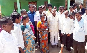 ಶಿಡ್ಲಘಟ್ಟ ತಾಲ್ಲೂಕಿನ ಗಂಗನಹಳ್ಳಿ ಗ್ರಾಮಕ್ಕೆ ಸೋಮವಾರ ಭೇಟಿ ನೀಡಿದ್ದ ಕೆ.ಪಿ.ಸಿ.ಸಿ.ಉಪಾಧ್ಯಕ್ಷ ವಿ.ಮುನಿಯಪ್ಪ, ಘರ್ಷಣೆಯಲ್ಲಿ ಗಾಯಗೊಂಡಿದ್ದ ಕಾರ್ಯಕರ್ತರಿಗೆ ಸಾಂತ್ವನ ಹೇಳಿದರು.