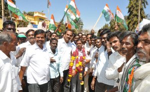 ಶಿಡ್ಲಘಟ್ಟದ ಸರ್ಕಾರಿ ಪದವಿಪೂರ್ವ ಕಾಲೇಜಿನ ಬಳಿ ಮಂಗಳವಾರ ಜಿಲ್ಲಾ ಪಂಚಾಯತಿ ಚುನಾವಣೆಯಲ್ಲಿ ವಿಜೇತರಾದ ಕಾಂಗ್ರೆಸ್ ಪಕ್ಷದ ಸತೀಶ್ ಅವರನ್ನು ಕಾರ್ಯಕರ್ತರು ಅಭಿನಂದಿಸಿದರು.