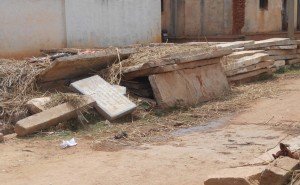 ಶಿಡ್ಲಘಟ್ಟ ತಾಲ್ಲೂಕಿನ ಕೊತ್ತನೂರು ಗ್ರಾಮದಲ್ಲಿ ರಸ್ತೆ ಒತ್ತುವರಿ ಕಾರ್ಯ ನಡೆದಿರುವುದು.