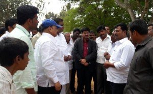 ಗ್ರಾಮಸ್ಥರನ್ನು ಮಾತನಾಡಿ ಸಮಸ್ಯೆಗಳನ್ನು ಆಲಿಸಿದ ಬರಗಾಲ ಅಧ್ಯಯನದ ತಂಡ