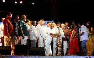 ಶಿಡ್ಲಘಟ್ಟದ ನೆಹರೂ ಕ್ರೀಡಾಂಗಣದಲ್ಲಿ ಭಾನುವಾರ ರಾತ್ರಿ ‘ಶಿಡ್ಲಘಟ್ಟ ಸಿನಿಮಾ ಹಬ್ಬ’ ಕಾರ್ಯಕ್ರಮವನ್ನು ಸಂಸದ ಕೆ.ಎಚ್.ಮುನಿಯಪ್ಪ, ಸಚಿವ ರೇವಣಸಿದ್ದಯ್ಯ, ಕೆ.ಪಿ.ಸಿ.ಸಿ ಉಪಾಧ್ಯಕ್ಷ ವಿ.ಮುನಿಯಪ್ಪ, ಮಾಜಿ ಸಚಿವ ಎಚ್.ಎಂ.ರೇವಣ್ಣ, ಚಿತ್ರದ ನಿರ್ಮಾಪಕಿ ವತ್ಸಲಾ ರೇವಣ್ಣ, ಶಾಸಕ ಎಂ.ರಾಜಣ್ಣ ಉದ್ಘಾಟಿಸಿದರು.