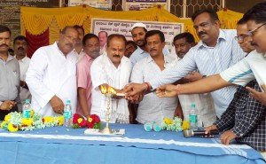 ಶಿಡ್ಲಘಟ್ಟದ ಸಾರ್ವಜನಿಕ ಆಸ್ಪತ್ರೆಯ ಆವರಣದಲ್ಲಿ ಆಯೋಜನೆ ಮಾಡಲಾಗಿದ್ದ ಸ್ವಯಂ ಪ್ರೇರಿತ ರಕ್ತದಾನ ಶಿಬಿರವನ್ನು ಶಾಸಕ ಎಂ. ರಾಜಣ್ಣ ಉದ್ಘಾಟನೆ ಮಾಡಿದರು. ಸರ್ಕಾರಿ ನೌಕರರ ಸಂಘದ ಅಧ್ಯಕ್ಷ ಎನ್.ಕೆ.ಗುರುರಾಜರಾವ್, ಜಿಲ್ಲಾ ಪಂಚಾಯತಿ ಸದಸ್ಯ ಬಂಕ್ ಮುನಿಯಪ್ಪ, ನಗರಸಭಾ ಸದಸ್ಯರಾದ ಅಪ್ಸರ್ಪಾಷಾ, ವೆಂಕಟಸ್ವಾಮಿ, ಸಾರ್ವಜನಿಕ ಆಸ್ಪತ್ರೆಯ ವೈದ್ಯಾಧಿಕಾರಿ ಡಾ.ಅನಿಲ್ಕುಮಾರ್ ಹಾಜರಿದ್ದರು.