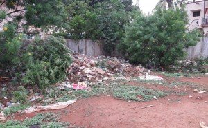 ಕ್ರೀಡಾಂಗಣದ ಒಳಗೆ ಸುರಿದಿರುವ ತ್ಯಾಜ್ಯ