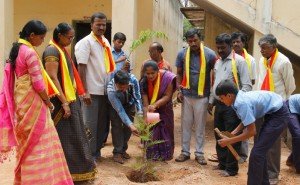 ಶಿಡ್ಲಘಟ್ಟ ತಾಲ್ಲೂಕಿನ ಮೇಲೂರಿನ ಸರ್ಕಾರಿ ಪ್ರೌಢಶಾಲೆಯಲ್ಲಿ ಬುಧವಾರ ತಾಲ್ಲೂಕು ಕನ್ನಡ ಸಾಹಿತ್ಯ ಪರಿಷತ್ತಿನ ವತಿಯಿಂದ ‘ಶಾಲೆಗೊಂದು ಕನ್ನಡ ಕಾರ್ಯಕ್ರಮ – ಕಲಿಯುವ ಕೈಗೆ ಓದುವ ಪುಸ್ತಕ’ ಎಂಬ ಕಾರ್ಯಕ್ರಮವನ್ನು ಗಿಡ ನೆಡುವ ಮೂಲಕ ಗ್ರಾಮ ಪಂಚಾಯತಿ ಅಧ್ಯಕ್ಷೆ ಜಮುನಾ ಧರ್ಮೇಂದ್ರ ಉದ್ಘಾಟಿಸಿದರು. ಮುಖ್ಯ ಶಿಕ್ಷಕಿ ಮಂಗಳಗೌರಮ್ಮ, ತಾಲ್ಲೂಕು ಕ.ಸಾ.ಪ ಅಧ್ಯಕ್ಷ ಬಿ.ಆರ್.ಅನಂತಕೃಷ್ಣ, ಮಾಜಿ ಜಿಲ್ಲಾ ಅಧ್ಯಕ್ಷ ಎಸ್.ವಿ.ನಾಗರಾಜರಾವ್, ಉಪಾಧ್ಯಕ್ಷ ನಂದೀಶ್ ಹಾಜರಿದ್ದರು.