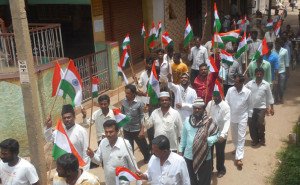 ರಾಷ್ಟ್ರಧ್ವಜ ಹಿಡಿದು ಸಾಗಿದ ಜನರು