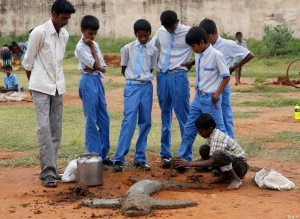 ಶಿಡ್ಲಘಟ್ಟದ ಸರ್ಕಾರಿ ಪ್ರೌಢಶಾಲೆಯ ಆವರಣದಲ್ಲಿ ಗುರುವಾರ ನಡೆದ ತಾಲ್ಲೂಕು ಮಟ್ಟದ ಪ್ರಾಥಮಿಕ ಹಾಗೂ ಪ್ರೌಢಶಾಲೆಗಳ ಪ್ರತಿಭಾ ಕಾರಂಜಿಯಲ್ಲಿ ಮಣ್ಣಿನ ಮೊಸಳೆ ತಯಾರಿಕೆಯಲ್ಲಿ ತೊಡಗಿರುವ ವಿದ್ಯಾರ್ಥಿ.