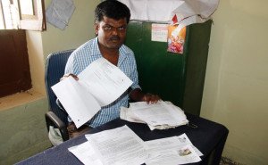 ದೇಶದ ನಾನಾ ಭಾಗಗಳಿಂದ ಸ್ಪೆಷಲ್ ಕ್ಯಾನ್ಸಲೇಷನ್ ಅಥವಾ ಠಸ್ಸೆ ಗುರುತಿನ ಬೇಡಿಕೆಯಿಟ್ಟು ಬರೆದ ಪತ್ರಗಳನ್ನು ಪೋಸ್ಟ್ ಮಾಸ್ಟರ್ ಸುರೇಶ್ ತೋರಿಸುತ್ತಿರುವುದು.