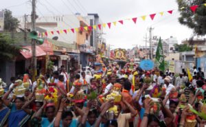 ನಗರದ ಸಮಾನ ಮನಸ್ಕರ ಹೋರಾಟ ಸಮಿತಿ ವತಿಯಿಂದ ಏರ್ಪಡಿಸಲಾಗಿದ್ದ 61 ನೇ ಕನ್ನಡ ರಾಜ್ಯೋತ್ಸವ ಹಾಗು ಕನ್ನಡ ಸಿರಿ ಹಬ್ಬ ಕಾರ್ಯಕ್ರಮದಲ್ಲಿ ವೀರಗಾಸೆ, ಗಾರುಡಿಗೊಂಬೆ ಮುಂತಾದ ಕಲಾತಂಡಗಳು ತಮಟೆ ನಾದದೊಂದಿಗೆ ಮೆರವಣಿಗೆಯಲ್ಲಿ ಪಾಲ್ಗೊಂಡಿದ್ದುದು ನೋಡುಗರ ಮನಸೆಳೆಯುವಂತಿತ್ತು.