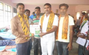 ನಗರದ ಸರ್ಕಾರಿ ಪ್ರಥಮ ದರ್ಜೆ ಕಾಲೇಜು ಆವರಣದಲ್ಲಿ ಭಾನುವಾರ ಟಿಪ್ಪು ಸೆಕ್ಯುಲರ್ ಸೇನೆ, ಎಸ್.ಎನ್.ಕ್ರಿಯಾ ಟ್ರಸ್ಟ್ ಹಾಗು ಭಾರತೀಯ ರೆಡ್‍ಕ್ರಾಸ್ ಸಂಸ್ಥೆಯ ಸಹಯೋಗದಲ್ಲಿ ಟಿಪ್ಪು ಜಯಂತಿ ಪ್ರಯುಕ್ತ ಆಯೋಜಿಸಲಾಗಿದ್ದ ರಕ್ತದಾನ ಶಿಬಿರದಲ್ಲಿ ಭಾಘವಹಿಸಿದ ರಕ್ತದಾನಿಗಳಿಗೆ ಎಸ್.ಎನ್.ಕ್ರಿಯಾ ಟ್ರಸ್ಟ್ ಅಧ್ಯಕ್ಷ ಆಂಜಿನಪ್ಪ ಪ್ರಶಂಸನಾ ಪತ್ರ ವಿತರಿಸಿದರು.