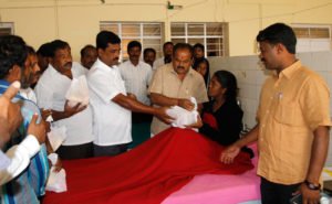 ಶಿಡ್ಲಘಟ್ಟದ ಸರ್ಕಾರಿ ಸಾರ್ವಜನಿಕ ಆಸ್ಪತ್ರೆಯಲ್ಲಿ ಸೋಮವಾರ ಜೆಡಿಎಸ್ ರಾಜ್ಯಾಧ್ಯಕ್ಷ ಎಚ್.ಡಿ.ಕುಮಾರಸ್ವಾಮಿ ಅವರ 57 ನೇ ಹುಟ್ಟುಹಬ್ಬದ ಪ್ರಯುಕ್ತ ಶಾಸಕ ಎಂ.ರಾಜಣ್ಣ ಮತ್ತು ಜೆಡಿಎಸ್ ಮುಖಂಡ ಮೇಲೂರು ಬಿ.ಎನ್.ರವಿಕುಮಾರ್ ರೋಗಿಗಳಿಗೆ ಹಣ್ಣು ಮತ್ತು ಬ್ರೆಡ್ ವಿತರಿಸಿದರು.