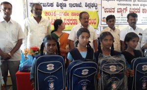 ಶಿಡ್ಲಘಟ್ಟದ ಸರ್ಕಾರಿ ಪ್ರೌಢಶಾಲೆಯಲ್ಲಿ ಗುರುವಾರ ಎಂಟನೇ ತರಗತಿ ಮಕ್ಕಳಿಗೆ ಕೋಲಾರ- ಚಿಕ್ಕಬಳ್ಳಾಪುರ ಹಾಲು ಒಕ್ಕೂಟದ ವತಿಯಿಂದ ಕೋಚಿಮುಲ್ ನಿರ್ದೇಶಕ ಬಂಕ್ ಮುನಿಯಪ್ಪ ಉಚಿತವಾಗಿ ಬ್ಯಾಗ್ ವಿತರಣೆ ಮಾಡಿದರು. ಶಾಸಕ ಎಂ.ರಾಜಣ್ಣ, ತಾಲ್ಲೂಕು ಪಂಚಾಯಿತಿ ಅಧ್ಯಕ್ಷ ಕೆ.ಲಕ್ಷ್ಮಿನಾರಾಯಣರೆಡ್ಡಿ, ಉಪಾದ್ಯಕ್ಷ ಎಚ್. ನರಸಿಂಹಯ್ಯ, ನಗರಸಭೆ ಉಪಾಧ್ಯಕ್ಷೆ ಪ್ರಭಾವತಿ, ತಾಲ್ಲೂಕು ಕ್ಷೇತ್ರ ಶಿಕ್ಷಣಾಧಿಕಾರಿ ರಘುನಾಥರೆಡ್ಡಿ, ತಾಲ್ಲೂಕು ಹಾಲು ಒಕ್ಕೂಟದ ವ್ಯವಸ್ಥಾಪಕ ಹನುಮಂತರಾವ್ ಹಾಜರಿದ್ದರು