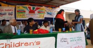 ಶಿಡ್ಲಘಟ್ಟ ತಾಲ್ಲೂಕಿನ ಜಂಗಮಕೋಟೆ ಸರ್ಕಾರಿ ಪ್ರೌಢಶಾಲೆಯಲ್ಲಿ ಬುಧವಾರ ನಡೆದ ಮಕ್ಕಳ ಗ್ರಾಮ ಸಭೆಯಲ್ಲಿ ವಿದ್ಯಾರ್ಥಿನಿ ಶ್ವೇತಾ ಅನೈತಿಕ ಚಟುವಟಿಕೆಗಳಿಂದ ಶಾಲೆಯನ್ನು ರಕ್ಷಿಸಿ ಎಂದು ಗ್ರಾಮ ಪಂಚಾಯಿತಿ ಅಧ್ಯಕ್ಷೆ ರಹಮತ್‌ಜಾನ್‌ ಅವರಿಗೆ ಮನವಿ ಸಲ್ಲಿಸಿದರು.