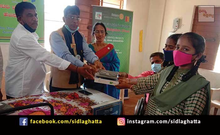 21feb6 Computer, Projector, Notebook distribution Rotary Club Ulsoor One World One Family Foundation Bangalore sidalghatta