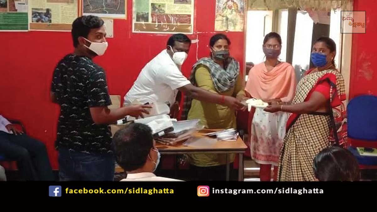 Asha anganwadi Workers Mask Sanitizer Distribution Melur Grama Panchayat