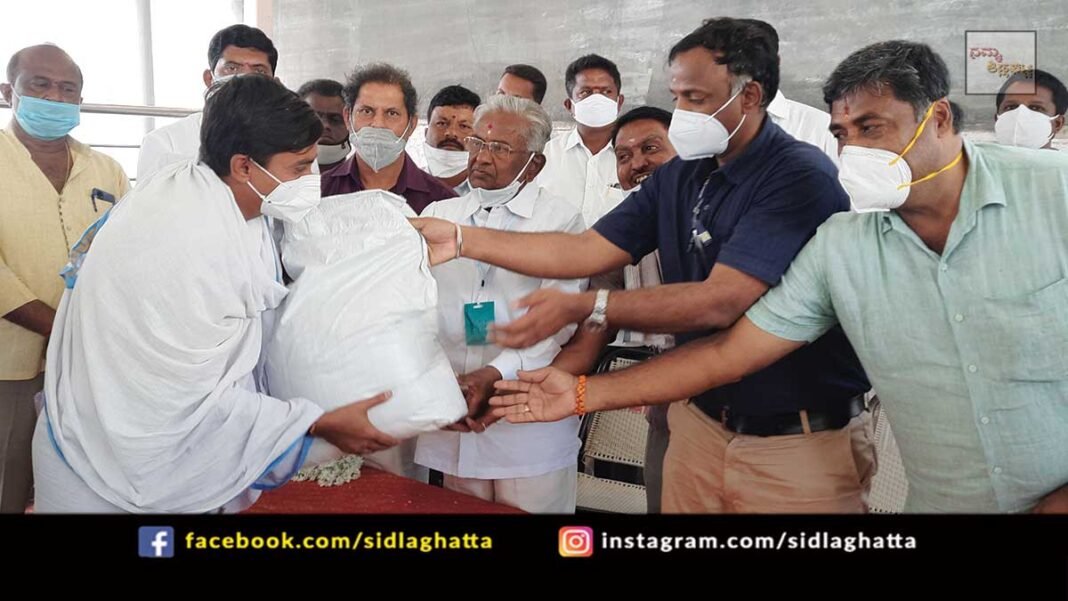 Covid-19 Relief Government Ration Kits Distribution Sidlaghatta Temple Priests