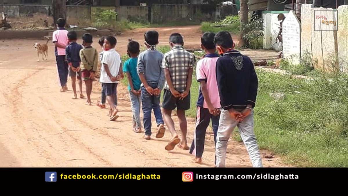 7dec2a Sidlaghatta taluk Devaramalluru Government School children face Toilet Issues