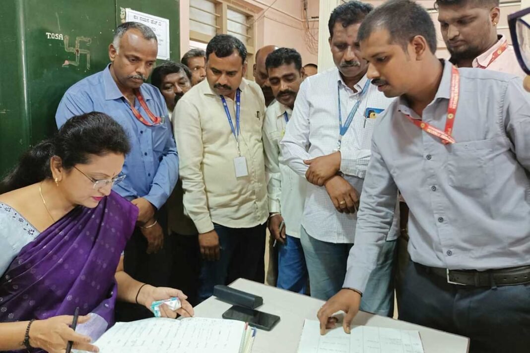 Sidlaghatta taluk office DC R Latha visit