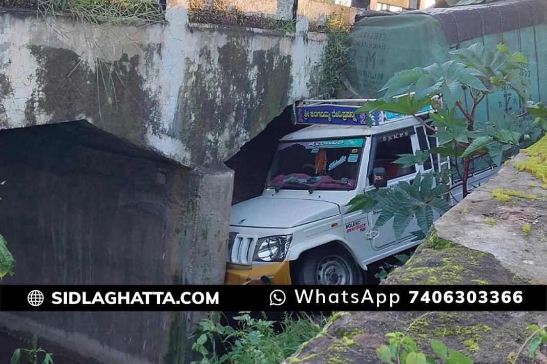 Sidlaghatta Ammanakere Rajakaluve Tempo Accident