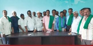 In the wake of a sudden fall in the price of silk cocoon and raw silk at the silk cocoon market in Sidlaghatta, Bhaktarahalli Byregowda, State General Secretary of Farmers Union, has called for the government to purchase raw silk through KSMB and keep it as mortgage.