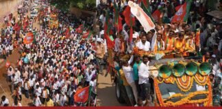Seekal Ramachandra Gowda and his supporters march through the streets of Sidlaghatta with saffron flags and shawls