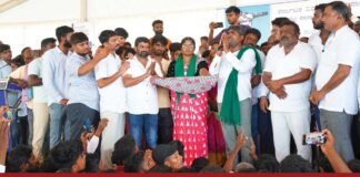 Anjinappa Puttu addressing supporters at the "Shidlaghatta Janate Swabhimani Samavesha"