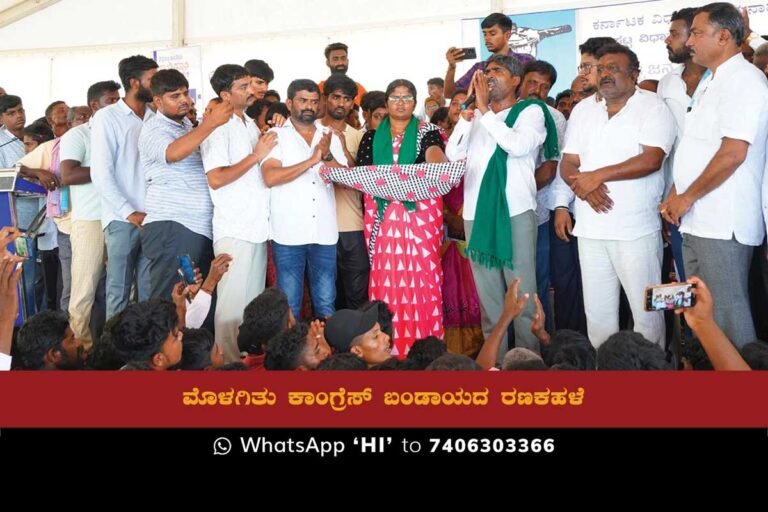 Anjinappa Puttu addressing supporters at the "Shidlaghatta Janate Swabhimani Samavesha"