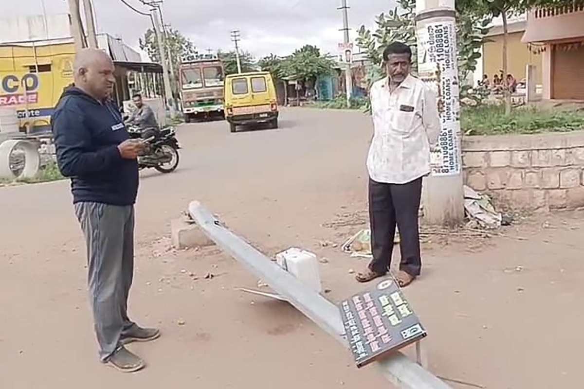 16JunS1 Sidlaghatta High Mast Lamp Post hit by lorry