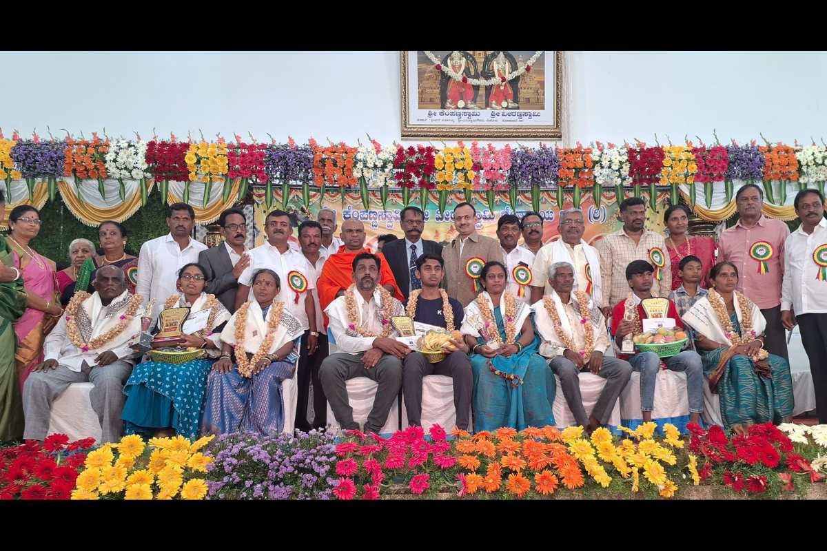 1JunS1 Sidlaghatta Handiganala Sri Kempannaswamy Sri VeerannaSwamy Temple Trust Felicitation