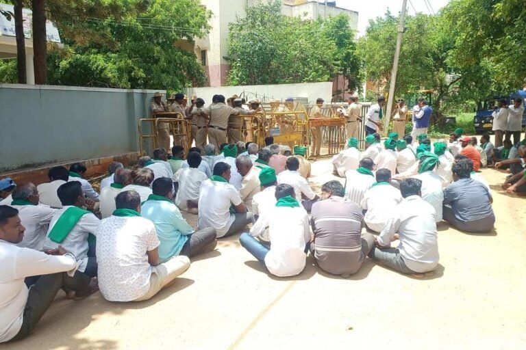 Sidlaghatta Farmers Protest Police Station