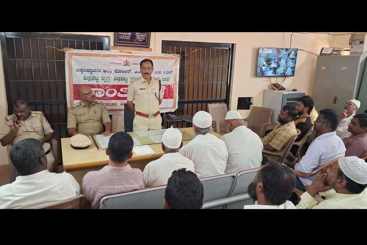 3JunS1 Sidlaghatta Police Bakrid Peace Meeting