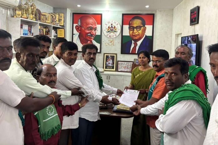 Sidlaghatta Farmers urge clearing Raja Kaluve Encroachment