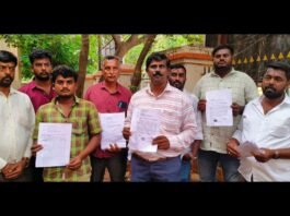 ಕಾಕಚೊಕ್ಕಂಡಹಳ್ಳಿಯ ಹೊರವಲಯದಲ್ಲಿ ಹೊಲ ಗದ್ದೆ ತೋಟ ಮತ್ತು ದೇವಸ್ಥಾನಕ್ಕೆ ತೆರಳಲು ಇದ್ದ ರಸ್ತೆಯನ್ನು ಲಕ್ಷ್ಮಿನಾರಾಯಣ ಎಂಬಾತ ರಾತ್ರೋ ರಾತ್ರಿ ಮುಚ್ಚಿ ಹಾಕಿದ್ದಾರೆ ಎಂದು ಗ್ರಾಮಸ್ಥರು ದೂರಿದ್ದು ಮುಚ್ಚಿರುವ ರಸ್ತೆಯನ್ನು ತೆರವುಗೊಳಿಸಿ ಸಂಚಾರಕ್ಕೆ ಅನುಕೂಲ ಮಾಡಿಕೊಡಲು ಮನವಿ ಮಾಡಿದ್ದಾರೆ. ಕಾಕಚೊಕ್ಕಂಡಹಳ್ಳಿಯ ಚನ್ನಕೃಷ್ಣಪ್ಪ ಸೇರಿದಂತೆ ಗ್ರಾಮದ ಇತರರು ತಹಶೀಲ್ದಾರ್ ಅವರಿಗೆ ಅರ್ಜಿ ಸಲ್ಲಿಸಿದ್ದು, ಶಿಡ್ಲಘಟ್ಟ-ಜಂಗಮಕೋಟೆ ಮುಖ್ಯ ರಸ್ತೆಯಿಂದ ಕಾಕಚೊಕ್ಕಂಡಹಳ್ಳಿಗೆ 30 ಅಡಿ ಅಗಲದ ರೂಡಿಗತ ರಸ್ತೆಯಿದ್ದು ಅದನ್ನು ಗ್ರಾಮದ ಲಕ್ಷ್ಮೀನಾರಾಯಣ ಎಂಬಾತ ರಾತ್ರೋ ರಾತ್ರಿ ಮುಚ್ಚಿ ಹಾಕಿದ್ದಾರೆ. ಇದರಿಂದ ಸುತ್ತ ಮುತ್ತಲ ಹೊಲ ಗದ್ದೆ ಹಾಗೂ ದೇವಸ್ಥಾನವೊಂದಿದ್ದು ಅದಕ್ಕೆ ಭಕ್ತರು ತೆರಳಲು ದಾರಿ ಇಲ್ಲದಾಗಿದೆ. ಇದರಿಂದ ಸಾಕಷ್ಟು ತೊಂದರೆ ಆಗುತ್ತಿದ್ದು ಸ್ಥಳ ಪರಿಶೀಲಿಸಿ ರಸ್ತೆ ಒತ್ತುವರಿ ತೆರವುಗೊಳಿಸಿ ಸಂಚಾರಕ್ಕೆ ಅನುಕೂಲ ಮಾಡಿಕೊಡಬೇಕೆಂದು ಕೋರಿದ್ದಾರೆ.