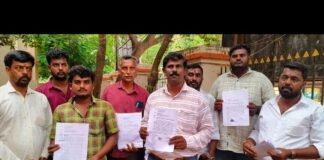 ಕಾಕಚೊಕ್ಕಂಡಹಳ್ಳಿಯ ಹೊರವಲಯದಲ್ಲಿ ಹೊಲ ಗದ್ದೆ ತೋಟ ಮತ್ತು ದೇವಸ್ಥಾನಕ್ಕೆ ತೆರಳಲು ಇದ್ದ ರಸ್ತೆಯನ್ನು ಲಕ್ಷ್ಮಿನಾರಾಯಣ ಎಂಬಾತ ರಾತ್ರೋ ರಾತ್ರಿ ಮುಚ್ಚಿ ಹಾಕಿದ್ದಾರೆ ಎಂದು ಗ್ರಾಮಸ್ಥರು ದೂರಿದ್ದು ಮುಚ್ಚಿರುವ ರಸ್ತೆಯನ್ನು ತೆರವುಗೊಳಿಸಿ ಸಂಚಾರಕ್ಕೆ ಅನುಕೂಲ ಮಾಡಿಕೊಡಲು ಮನವಿ ಮಾಡಿದ್ದಾರೆ. ಕಾಕಚೊಕ್ಕಂಡಹಳ್ಳಿಯ ಚನ್ನಕೃಷ್ಣಪ್ಪ ಸೇರಿದಂತೆ ಗ್ರಾಮದ ಇತರರು ತಹಶೀಲ್ದಾರ್ ಅವರಿಗೆ ಅರ್ಜಿ ಸಲ್ಲಿಸಿದ್ದು, ಶಿಡ್ಲಘಟ್ಟ-ಜಂಗಮಕೋಟೆ ಮುಖ್ಯ ರಸ್ತೆಯಿಂದ ಕಾಕಚೊಕ್ಕಂಡಹಳ್ಳಿಗೆ 30 ಅಡಿ ಅಗಲದ ರೂಡಿಗತ ರಸ್ತೆಯಿದ್ದು ಅದನ್ನು ಗ್ರಾಮದ ಲಕ್ಷ್ಮೀನಾರಾಯಣ ಎಂಬಾತ ರಾತ್ರೋ ರಾತ್ರಿ ಮುಚ್ಚಿ ಹಾಕಿದ್ದಾರೆ. ಇದರಿಂದ ಸುತ್ತ ಮುತ್ತಲ ಹೊಲ ಗದ್ದೆ ಹಾಗೂ ದೇವಸ್ಥಾನವೊಂದಿದ್ದು ಅದಕ್ಕೆ ಭಕ್ತರು ತೆರಳಲು ದಾರಿ ಇಲ್ಲದಾಗಿದೆ. ಇದರಿಂದ ಸಾಕಷ್ಟು ತೊಂದರೆ ಆಗುತ್ತಿದ್ದು ಸ್ಥಳ ಪರಿಶೀಲಿಸಿ ರಸ್ತೆ ಒತ್ತುವರಿ ತೆರವುಗೊಳಿಸಿ ಸಂಚಾರಕ್ಕೆ ಅನುಕೂಲ ಮಾಡಿಕೊಡಬೇಕೆಂದು ಕೋರಿದ್ದಾರೆ.