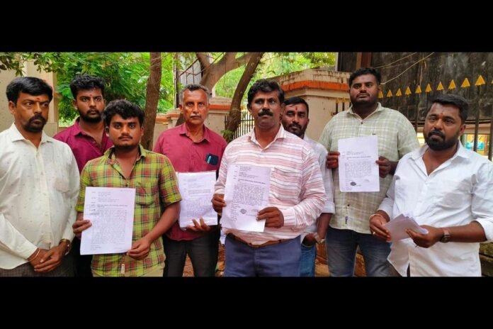 ಕಾಕಚೊಕ್ಕಂಡಹಳ್ಳಿಯ ಹೊರವಲಯದಲ್ಲಿ ಹೊಲ ಗದ್ದೆ ತೋಟ ಮತ್ತು ದೇವಸ್ಥಾನಕ್ಕೆ ತೆರಳಲು ಇದ್ದ ರಸ್ತೆಯನ್ನು ಲಕ್ಷ್ಮಿನಾರಾಯಣ ಎಂಬಾತ ರಾತ್ರೋ ರಾತ್ರಿ ಮುಚ್ಚಿ ಹಾಕಿದ್ದಾರೆ ಎಂದು ಗ್ರಾಮಸ್ಥರು ದೂರಿದ್ದು ಮುಚ್ಚಿರುವ ರಸ್ತೆಯನ್ನು ತೆರವುಗೊಳಿಸಿ ಸಂಚಾರಕ್ಕೆ ಅನುಕೂಲ ಮಾಡಿಕೊಡಲು ಮನವಿ ಮಾಡಿದ್ದಾರೆ. ಕಾಕಚೊಕ್ಕಂಡಹಳ್ಳಿಯ ಚನ್ನಕೃಷ್ಣಪ್ಪ ಸೇರಿದಂತೆ ಗ್ರಾಮದ ಇತರರು ತಹಶೀಲ್ದಾರ್ ಅವರಿಗೆ ಅರ್ಜಿ ಸಲ್ಲಿಸಿದ್ದು, ಶಿಡ್ಲಘಟ್ಟ-ಜಂಗಮಕೋಟೆ ಮುಖ್ಯ ರಸ್ತೆಯಿಂದ ಕಾಕಚೊಕ್ಕಂಡಹಳ್ಳಿಗೆ 30 ಅಡಿ ಅಗಲದ ರೂಡಿಗತ ರಸ್ತೆಯಿದ್ದು ಅದನ್ನು ಗ್ರಾಮದ ಲಕ್ಷ್ಮೀನಾರಾಯಣ ಎಂಬಾತ ರಾತ್ರೋ ರಾತ್ರಿ ಮುಚ್ಚಿ ಹಾಕಿದ್ದಾರೆ. ಇದರಿಂದ ಸುತ್ತ ಮುತ್ತಲ ಹೊಲ ಗದ್ದೆ ಹಾಗೂ ದೇವಸ್ಥಾನವೊಂದಿದ್ದು ಅದಕ್ಕೆ ಭಕ್ತರು ತೆರಳಲು ದಾರಿ ಇಲ್ಲದಾಗಿದೆ. ಇದರಿಂದ ಸಾಕಷ್ಟು ತೊಂದರೆ ಆಗುತ್ತಿದ್ದು ಸ್ಥಳ ಪರಿಶೀಲಿಸಿ ರಸ್ತೆ ಒತ್ತುವರಿ ತೆರವುಗೊಳಿಸಿ ಸಂಚಾರಕ್ಕೆ ಅನುಕೂಲ ಮಾಡಿಕೊಡಬೇಕೆಂದು ಕೋರಿದ್ದಾರೆ.