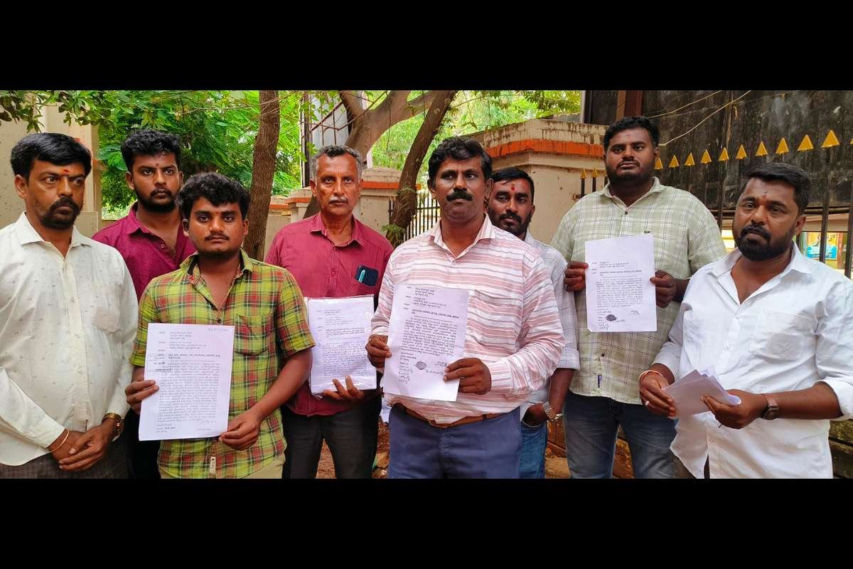 18juls5 ಕಾಕಚೊಕ್ಕಂಡಹಳ್ಳಿಯ ಹೊರವಲಯದಲ್ಲಿ ಹೊಲ ಗದ್ದೆ ತೋಟ ಮತ್ತು ದೇವಸ್ಥಾನಕ್ಕೆ ತೆರಳಲು ಇದ್ದ ರಸ್ತೆಯನ್ನು ಲಕ್ಷ್ಮಿನಾರಾಯಣ ಎಂಬಾತ ರಾತ್ರೋ ರಾತ್ರಿ ಮುಚ್ಚಿ ಹಾಕಿದ್ದಾರೆ ಎಂದು ಗ್ರಾಮಸ್ಥರು ದೂರಿದ್ದು ಮುಚ್ಚಿರುವ ರಸ್ತೆಯನ್ನು ತೆರವುಗೊಳಿಸಿ ಸಂಚಾರಕ್ಕೆ ಅನುಕೂಲ ಮಾಡಿಕೊಡಲು ಮನವಿ ಮಾಡಿದ್ದಾರೆ. ಕಾಕಚೊಕ್ಕಂಡಹಳ್ಳಿಯ ಚನ್ನಕೃಷ್ಣಪ್ಪ ಸೇರಿದಂತೆ ಗ್ರಾಮದ ಇತರರು ತಹಶೀಲ್ದಾರ್ ಅವರಿಗೆ ಅರ್ಜಿ ಸಲ್ಲಿಸಿದ್ದು, ಶಿಡ್ಲಘಟ್ಟ-ಜಂಗಮಕೋಟೆ ಮುಖ್ಯ ರಸ್ತೆಯಿಂದ ಕಾಕಚೊಕ್ಕಂಡಹಳ್ಳಿಗೆ 30 ಅಡಿ ಅಗಲದ ರೂಡಿಗತ ರಸ್ತೆಯಿದ್ದು ಅದನ್ನು ಗ್ರಾಮದ ಲಕ್ಷ್ಮೀನಾರಾಯಣ ಎಂಬಾತ ರಾತ್ರೋ ರಾತ್ರಿ ಮುಚ್ಚಿ ಹಾಕಿದ್ದಾರೆ. ಇದರಿಂದ ಸುತ್ತ ಮುತ್ತಲ ಹೊಲ ಗದ್ದೆ ಹಾಗೂ ದೇವಸ್ಥಾನವೊಂದಿದ್ದು ಅದಕ್ಕೆ ಭಕ್ತರು ತೆರಳಲು ದಾರಿ ಇಲ್ಲದಾಗಿದೆ. ಇದರಿಂದ ಸಾಕಷ್ಟು ತೊಂದರೆ ಆಗುತ್ತಿದ್ದು ಸ್ಥಳ ಪರಿಶೀಲಿಸಿ ರಸ್ತೆ ಒತ್ತುವರಿ ತೆರವುಗೊಳಿಸಿ ಸಂಚಾರಕ್ಕೆ ಅನುಕೂಲ ಮಾಡಿಕೊಡಬೇಕೆಂದು ಕೋರಿದ್ದಾರೆ.