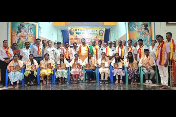 20juls3 Sidlaghatta KaSaPa SSLC PUC Toppers felicitation