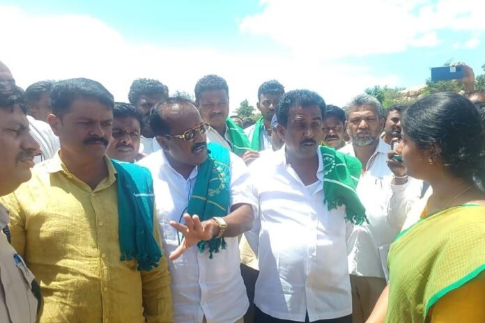 Sidlaghatta Survey Forest department officers Farmers Clash