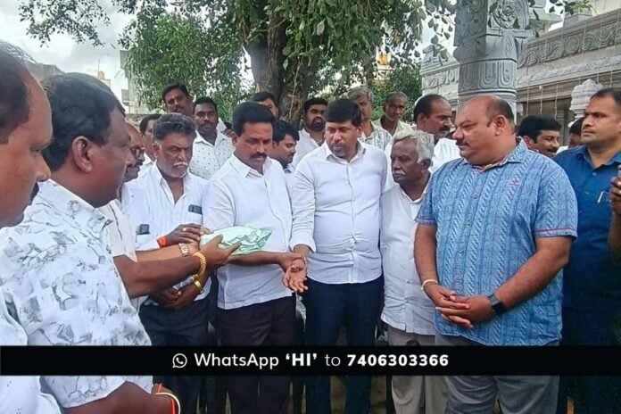21octs2 Sidlaghatta Sri Someshwaraswamy temple MLA MP Visit
