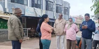 Sidlaghatta Municiapal commissioner visits Rain affected areas