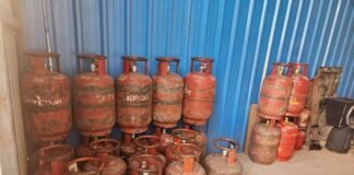 ಶಿಡ್ಲಘಟ್ಟದಲ್ಲಿ ಅಕ್ರಮ ಗ್ಯಾಸ್ ರೀಫಿಲಿಂಗ್ ದಂಧೆ ಪತ್ತೆ: 24 ಸಿಲಿಂಡರ್ ವಶ sidlaghatta illegal gas refilling raid accused arrested