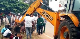 Sidlaghatta Melur youth rescue cow fallen to drain