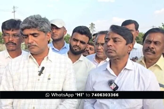 Shashidhar Muniyappa addressing media at V. Muniyappa's residence in Handiganala