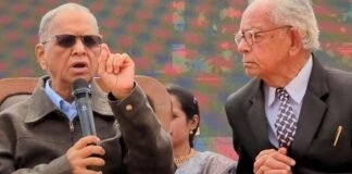 N.R. Narayana Murthy interacting with students in Sidlaghatta