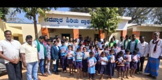 ಅಗಲಿದ ಮಗನ ನೆನಪಿನಲ್ಲಿ ಅಕ್ಷರ ದಾಸೋಹ; ಶಾಲಾ ಮಕ್ಕಳಿಗೆ ನೀರಿನ ಬಾಟಲಿ, ಪುಸ್ತಕ ವಿತರಣೆ Family of Late Chetan and Farmer leaders distributing items to smiling school children