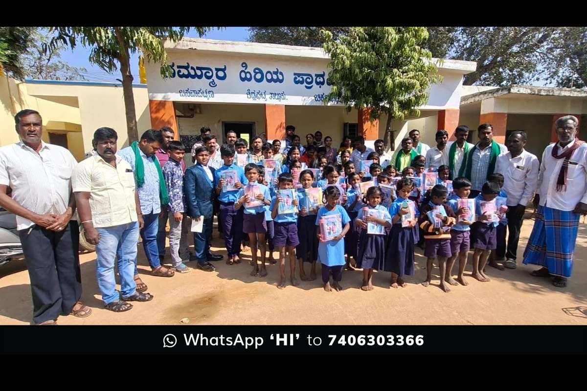 19jans2 Family of Late Chetan and Farmer leaders distributing items to smiling school children