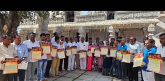 ಶಿಡ್ಲಘಟ್ಟದಲ್ಲಿ ಫೆಬ್ರವರಿ 1ಕ್ಕೆ ಬೃಹತ್ ಹಿಂದೂ ಸಮಾಜೋತ್ಸವ BJP leaders and Hindu Samajotsava committee members releasing the pamphlet at Someshwara Temple